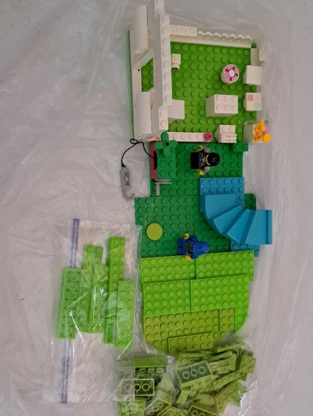 Lego Green, Blue, White Playset Base with Minifigures